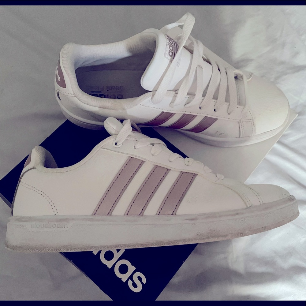 Adidas cloud form runners. Super comfortable.